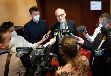 Počas prestávky poskytol krátky rozhovor kardinál Michael Czerny. Snímka: Erika Litváková