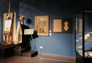 Sú tu umiestnené i autentické kusy nábytku z jeho ateliéru či ručne zhotovené „kubistické“ hranaté husle. Snímka: archív SNM – Historické múzeum