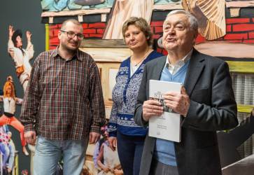 Knihu venovanú storočnici divadla spoločne uviedli (zľava) výtvarník Mojmír Zmija a autori knihy Mária Escherová a Stanislav Štepka.