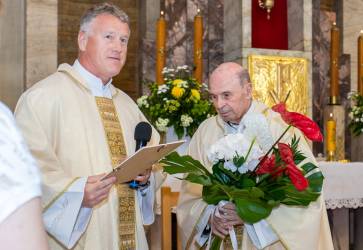 Kňaz Pavol Majzel (vpravo) 6. júna oslávil 85. narodeniny a 23. júna 60. výročie kňazskej vysviacky. Snímka: Patrik Taraj
