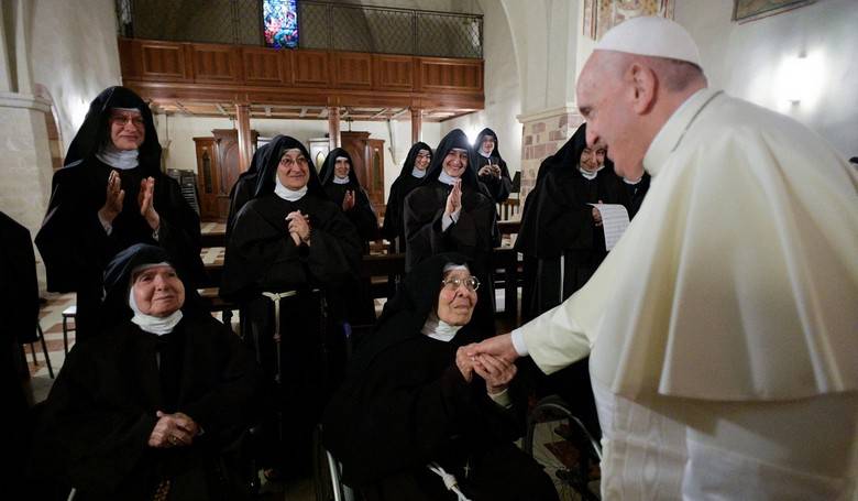 Pápež sa modlil s chudobnými pred Porciunkulou