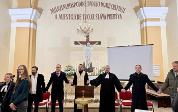 Ekum�na v kas�r�ach i v Tren��ne