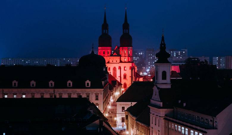 Slovensko si červenou pripomenulo trpiacich veriacich