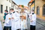 Tradičná slávnostná eucharistická procesia so zastaveniami viedla Kapitulskou ulicou, na ktorej sídlia aj Katolícke noviny. Snímka: Erika Litváková