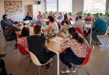 Klienti sa ka�d� r�no rozpr�vaj� o svojich z�itkoch a o aktu�lnom dian�. Sn�mka: Erika Litv�kov� 