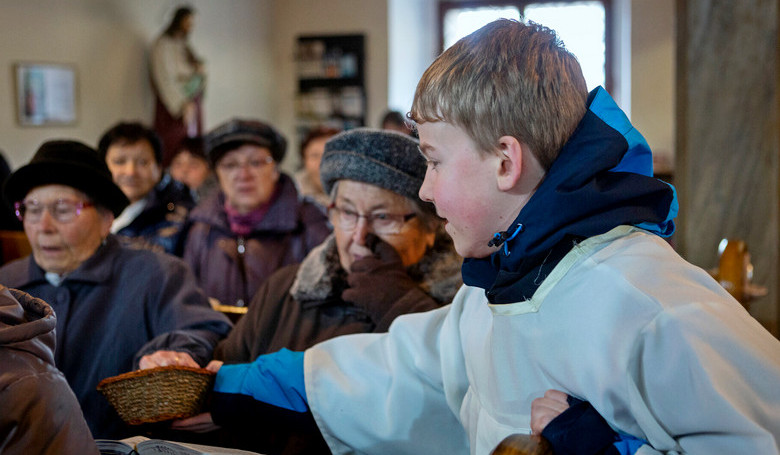 Viac dobrovo�n�kov vyzbiera milodary sk�r