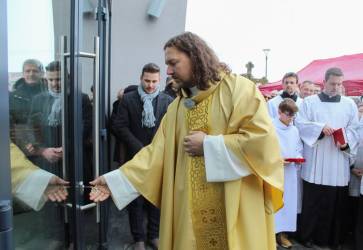 Farr Gabriel Klenko po obrade odovzdania kov slvnostne odomkol nov kostol. Snmka: Monika imoniov