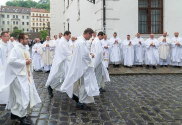 Novokňazi Bratislavskej arcidiecézy prechádzali po vysviacke Kapitulskou ulicou za potlesku svojich starších bratov v kňazskej službe. Snímka: Erika Litváková