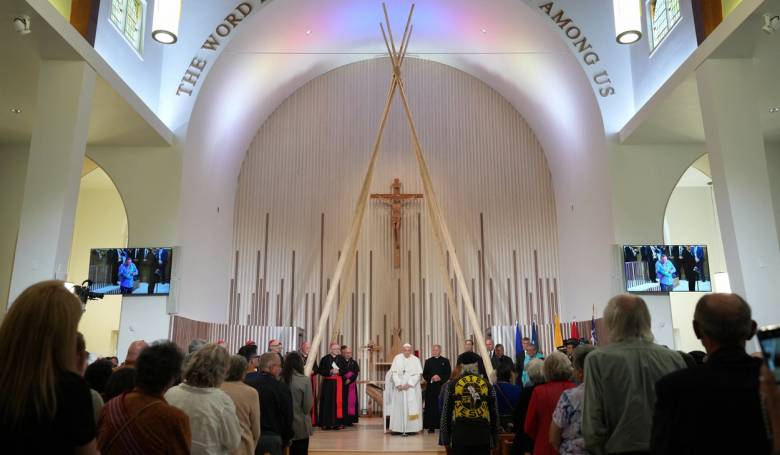 Kristus, ukrižovaný v kanadských internátnych školách, nás zmieruje na kríži