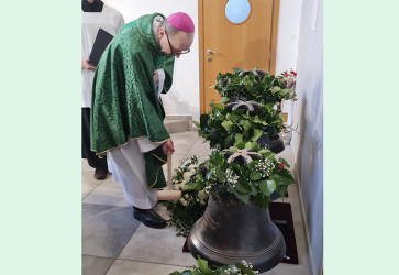 Bratislavský pomocný biskup Jozef Haľko požehnal 15. februára päť nových zvonov pre farnosť Bratislava-Rača. Snímka: Anna Stankayová