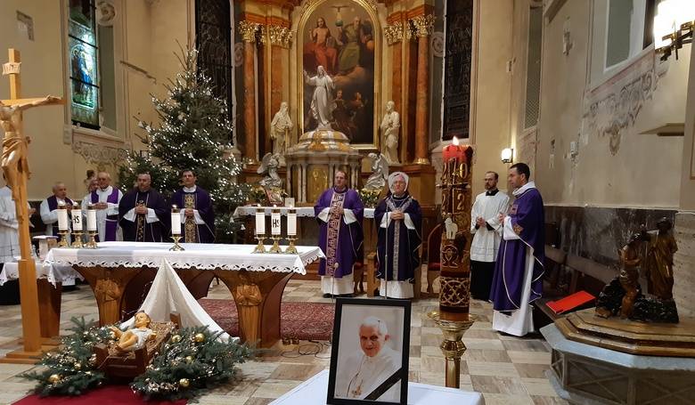 Aj Žilinská diecéza si uctila Benedikta XVI. svätou omšou