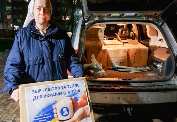 Univerzita Pavla Jozefa �af�rika v Ko�iciach zorganizovala zbierku Svetlo a teplo pre Ukrajinu s cie�om zabezpe�i� pomoc tamoj��m obyvate�om, ktor�ch postihol vojensk� konflikt. Sn�mka: Laura Ho�anov�