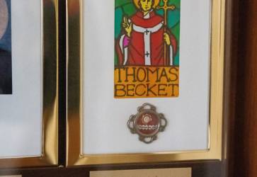 V kaplnke sa nachádzajú aj vzácne relikvie sv. Tomáša Becketa (1118/1120 – 1170), ktorý zomrel mučeníckou smrťou za vlády anglického kráľa Henricha II. Príbeh sv. Tomáša Becketa oslovil Martina Pilu až tak, že si podľa neho zvolil svoje rehoľné meno.