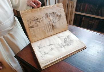 V kabinete kuriozt njdete aj anatomick atlas zo 17. storoia, ktorho autori mali zmysel pre humor, o om sved zobrazenie kostry loveka. Snmka: Jn Lauko
