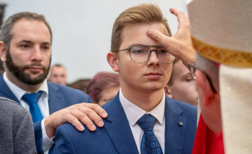 Mlad� potrebuj� zak�si�, �e Boh je �iv�
