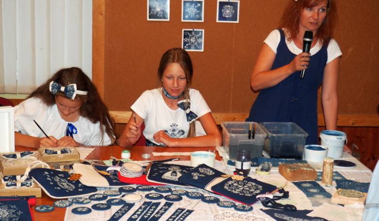 Učiteľka obnovuje so žiakmi tradíciu modrotlače