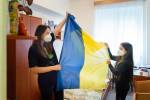 V Bratislave nevedeli zohnať ukrajinskú vlajku. Olesia tak ako vyštudovaná dizajnérka jednu ušila. Snímka: Erika Litváková