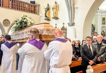 Na pohrebe kňaza Kamila Jankecha v Lipanoch sa v hojnom počte zúčastnili aj obyvatelia jeho rodnej obce Trebatice. Snímka: Kamila Meyer