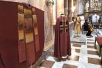 Na výstave sa nachádzajú aj ornáty, dalmatiky a pluviály všetkých liturgických farieb, ktoré symbolizujú celý liturgický rok.Snímka: Tibor Ujlacký