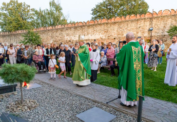 V enkviciach si 19. septembra pripomenuli zatknutie Alfonza Paulena. Po svtej omi nasledovala modlitba pri hrobe Alfonza Paulena. Na snmke (v strede) hlavn celebrant biskup Frantiek Rbek. Snmka: Luk Uvik