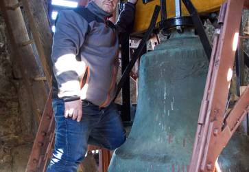 Bystrík Ivák, majite¾ zvonárskej dielne v Liptovských Sliaèoch, èasto chodí do veží posúdi� ich technický stav. Snímka: archív Bystríka Iváka