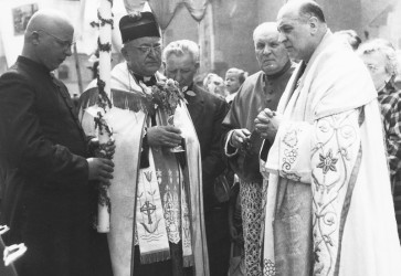 Pri príležitosti štyridsiateho výročia úmrtia levočského dekana Štefana Kluberta (vpravo) si naňho spomenuli jeho rodáci. Snímka: archív Františka Dlugoša