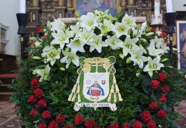 Liturgická farba na pohrebe Pavla Máriu Hnilicu v októbri 2006 v Trnave bola biela – slávnostná. Snímka: Peter Zimen