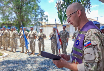 Na Cypre, ostrovnom štáte vo východnej časti Stredozemného mora, slávili výročie nasadenia našich misijných vojakov. Pietnu spomienku viedol vojenský kaplán Dominik Jáger. Snímka: Pavol Vitko
