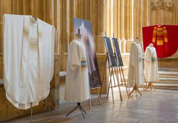 Výstava je zameraná najmä na vrchné liturgické rúcha: kazuly a dalmatiky. Snímka: Erika Litváková