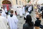 Tradičná slávnostná eucharistická procesia so zastaveniami viedla Kapitulskou ulicou, na ktorej sídlia aj Katolícke noviny. Snímka: Erika Litváková
