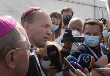 Biskup Haľko odpovedá novinárom. Snímka: Peter Slovák