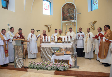 Dominantou obce Horovce, ktorá patrí pod farnosť Pruské, je Kostol Najsvätejšej Trojice. Stojí na návrší Hôrka. Konsekroval ho 6. septembra 2025 žilinský biskup Tomáš Galis. Snímka: archív farnosti