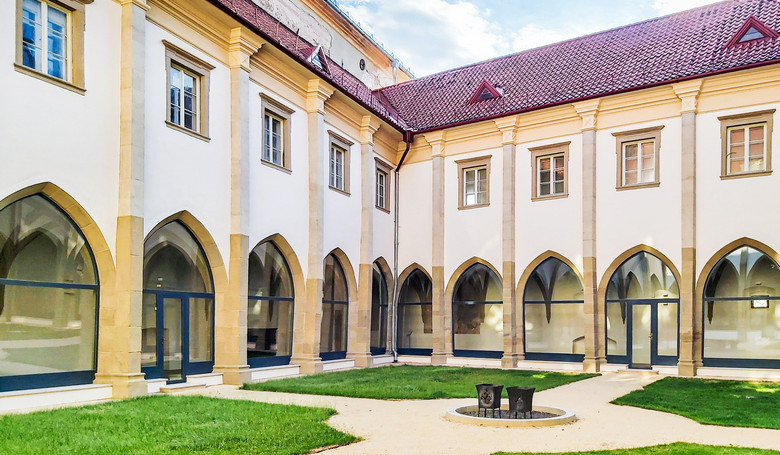 Pri hradbch, blzko najbiednejm