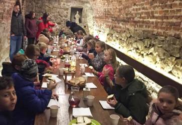 Deti sa od obetnej hostiny presúvajú po rorátnych svätých omšiach k hostine pri spoločnom stole. Snímka: archív eRka