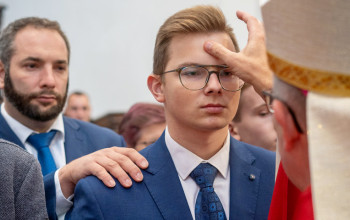 Mlad� potrebuj� zak�si�, �e Boh je �iv�