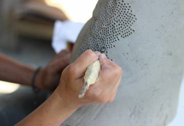 Andrea Èepiššáková dotvára svoje diela technikou vpichovania. Do ešte mokrej hliny klincom nanáša prírodné pigmenty. Snímka: archív Andrey Èepiššákovej