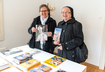 Aj reho�n� sestry Alacoque a Magdal�na s� �itate�kami KN, a preto sa rozhodli pozrie� na to, ako sa tvoria. Sn�mka: Zuzana Artimov�