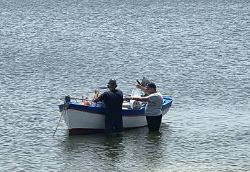 Giacomo nás spolu s farárom Sergiom Devitom privítal na svojej loďke kotviacej v lagúne Stagnone. Snímka: Martina Grochálová