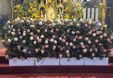 Tritisc ru bolo vystavench vo farskom Kostole sv. Ondreja v Ruomberku. Rue boli od 1. do 10. oktbra rozmiestnen po celom chrme na poes Panny Mrie a pri prleitosti Jubilejnho roka 2025. Snmka: Lvia Dvorsk