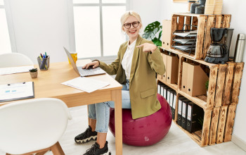 Niektorí si vezmú do práce aj karimatku Niektorí si vezmú do práce aj karimatku