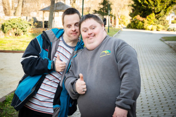 Na svet nazeraj krajm pohadom