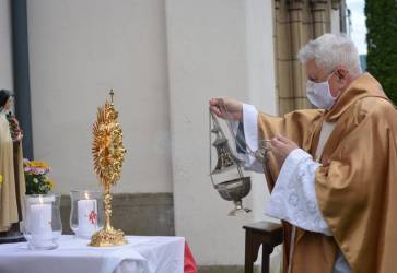 Biskup Stol�rik pri procesii v Ro��ave. Sn�mka: �tefan Vaclavik