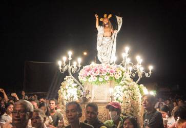 Veriaci na Filipínach si na Veľkonočnú nedeľu o štvrtej ráno pripomínajú stretnutie zmŕtvychvstalého Krista s Pannou Máriou. Snímka: archív Petra Filla, SVD. 