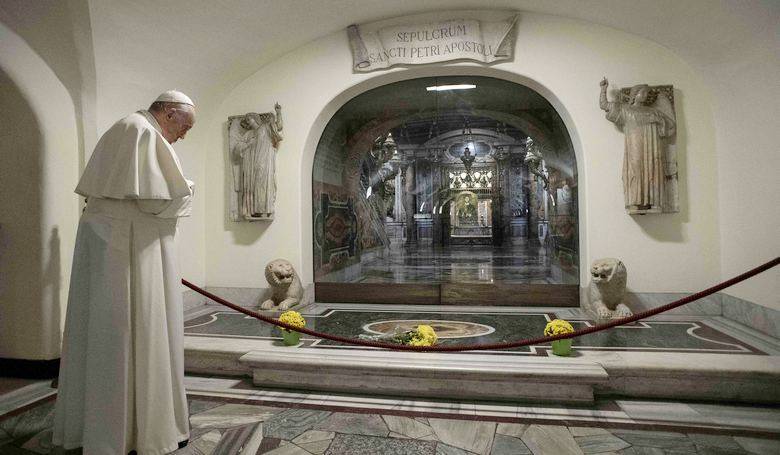 Svätý Otec František sa modlil za zosnulých