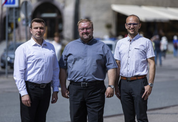 Súčasné vedenie Rádia LUMEN tvorí (zľava) programový riaditeľ Martin Šajgalík, riaditeľ neziskovej organizácie PRE LUMEN, n.o., gréckokatolícky kňaz Ján Krupa a konateľ Ivo Novák. Snímka: archív Rádia LUMEN