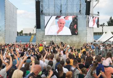 Pápež František bol mladým ľuďom ešte bližšie vďaka veľkorozmerným obrazovkám. Snímka: Anna Stankayová