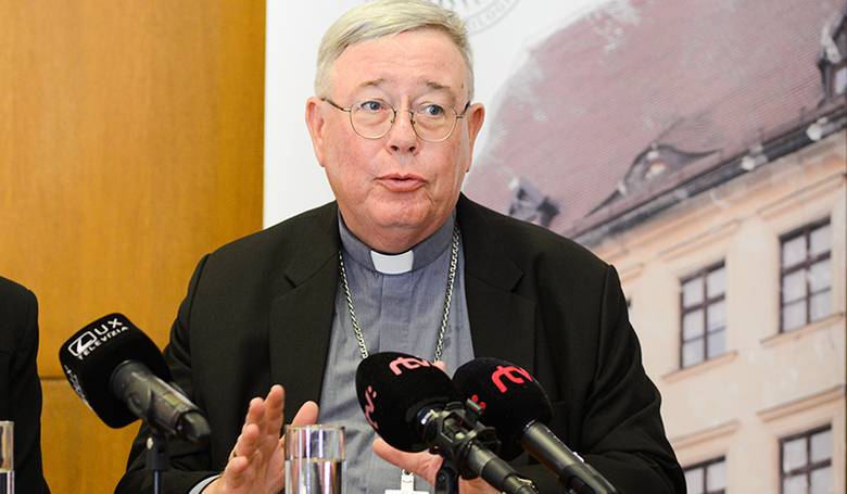 Kardinl Hollerich je spokojn so synodlnym zasadanm v Prahe