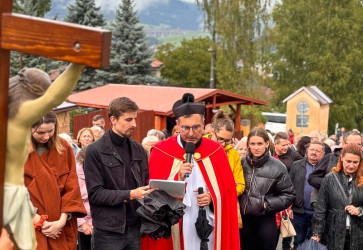 Na sviatok Povenia Svtho kra sa na ruomberskej kalvrii konala odpustov slvnos s krovou cestou. Krov cestu za manelstv viedol ruombersk dekan Duan Pardel. Snmka: Rmskokatolcky farsk rad v Ruomberku