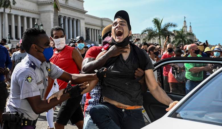 Kubánci protestujú a zatýkajú sa aj kòazi