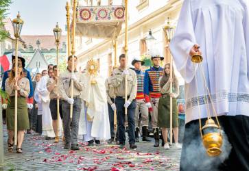 Eucharistická procesia viedla z Primaciálneho námestia pred Kostol sv. Jána z Mathy (Trojička).Snímka: Erika Litváková